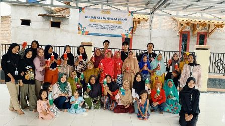 Meningkatkan-Kemandirian-Ekonomi-Mahasiswa-KKN-Unila-Kenalkan-Pembuatan-Sabun-Cuci-Piring-ke-Warga-Desa-Negeri-Sakti