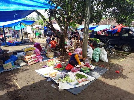 Menggairahkan-Perekonomian-Desa-Priangan-Baru-Melalui-Pasar-Mingguan-yang-Digagas-Mahasiswa-KKN-Unila