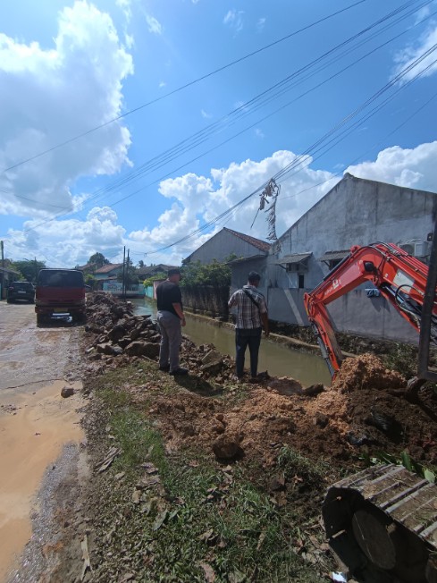 Pemulihan-Pasca-Banjir-di-Bandar-Lampung-Walikota-Eva-Dwiana-Instruksikan-Dinas-PU-Turunkan-Alat-Berat-di-Wilayah-Terdampak