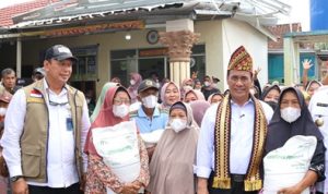 Mentan Amran serahkan bantuan beras Lampung 2026
