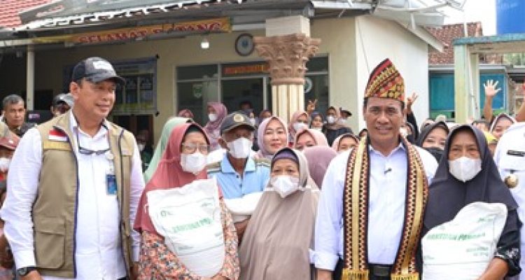 Mentan Amran serahkan bantuan beras Lampung 2026