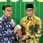 Gubernur Lampung Rahmat Mirzani Djausal saat menerima penghargaan detikSumatera Awards 2026 bidang inovasi pendidikan dan pemberdayaan SDM.