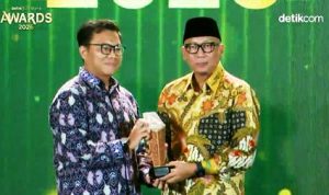 Gubernur Lampung Rahmat Mirzani Djausal saat menerima penghargaan detikSumatera Awards 2026 bidang inovasi pendidikan dan pemberdayaan SDM.
