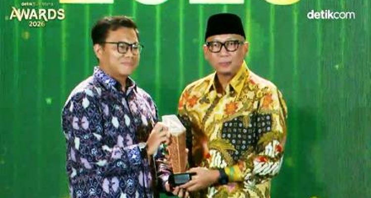 Gubernur Lampung Rahmat Mirzani Djausal saat menerima penghargaan detikSumatera Awards 2026 bidang inovasi pendidikan dan pemberdayaan SDM.