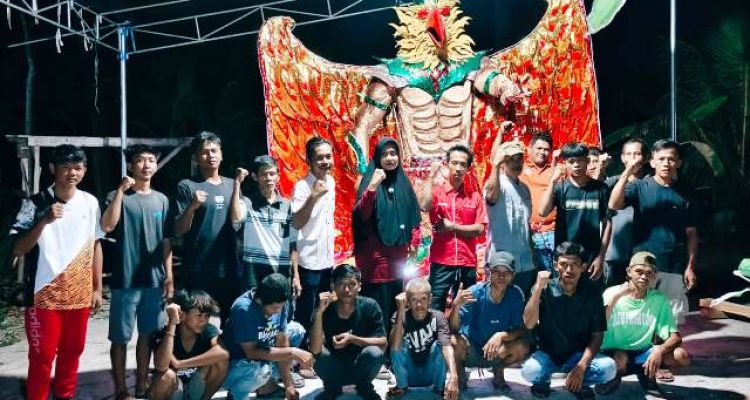 Rahmat perancang replika burung Garuda RT 8 Rejomulyo