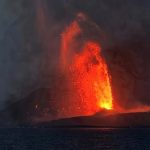 Warga membersihkan abu vulkanik Gunung Anak Krakatau
