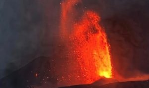 Warga membersihkan abu vulkanik Gunung Anak Krakatau