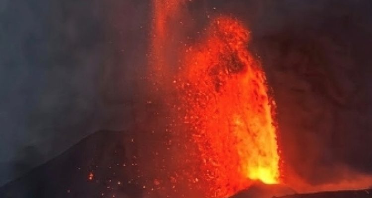 Warga membersihkan abu vulkanik Gunung Anak Krakatau