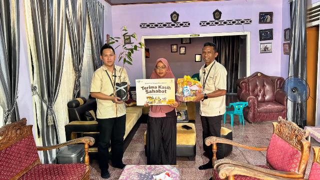 Hermana dan staf Adira Finance Kota Metro mengunjungi pelanggan dan menyerahkan sembako serta suvenir dalam rangka HARPELNAS 2026