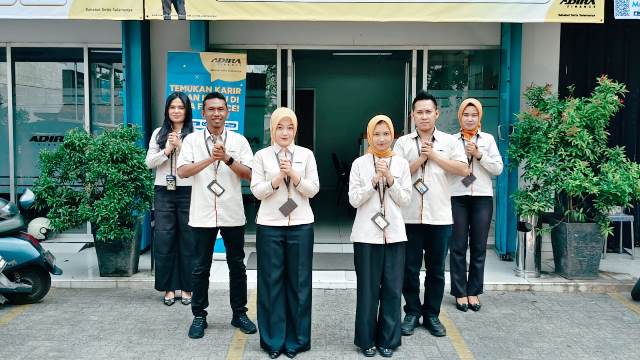 Hermana dan staf Adira Finance Kota Metro menyambut pelanggan di depan kantor.
