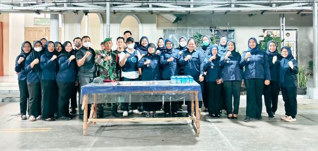 Amiek dan petugas perlihatkan hasil razia Lapas Perempuan Bandar Lampung