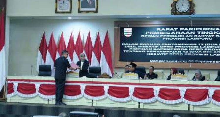 Jihan Nurlela menyampaikan Raperda penataan tarif rumah sakit dan inovasi daerah dalam rapat paripurna DPRD Lampung.
