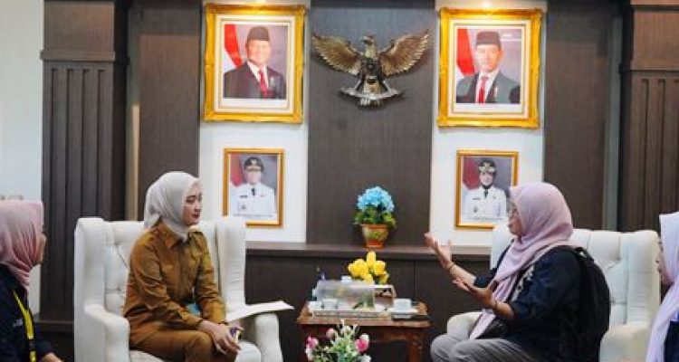 Jihan Nurlela berdiskusi dengan Majalah Srikandi Lampung tentang pembangunan daerah