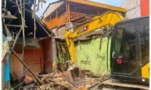 Ruko Pasar Natar diduga dirusak excavator