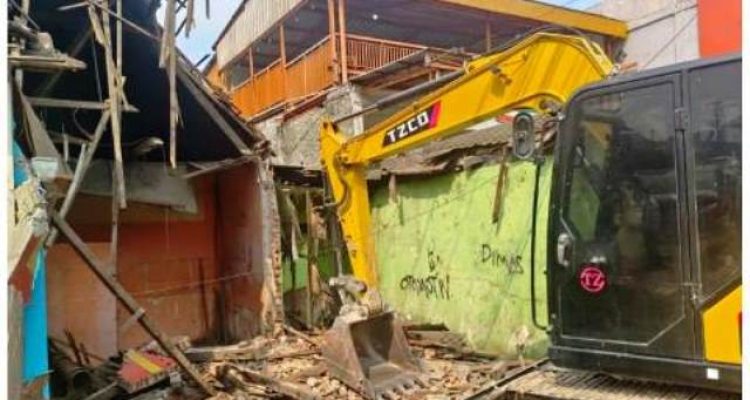 Ruko Pasar Natar diduga dirusak excavator