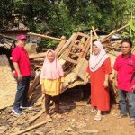 Sarwoko mengunjungi rumah janda tua di Pesawaran