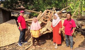 Sarwoko mengunjungi rumah janda tua di Pesawaran
