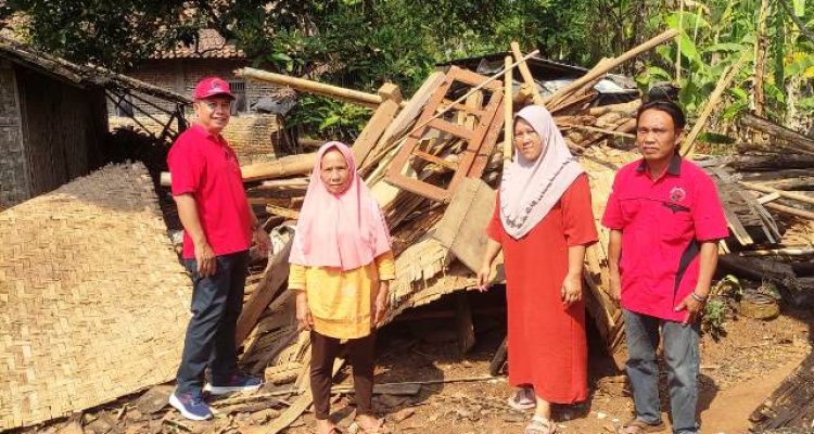 Sarwoko mengunjungi rumah janda tua di Pesawaran