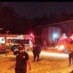 Petugas memadamkan kebakaran TPA Bandarjaya Lampung Tengah menggunakan ekskavator dan mobil pemadam kebakaran.