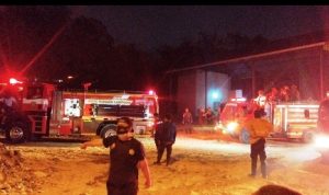 Petugas memadamkan kebakaran TPA Bandarjaya Lampung Tengah menggunakan ekskavator dan mobil pemadam kebakaran.