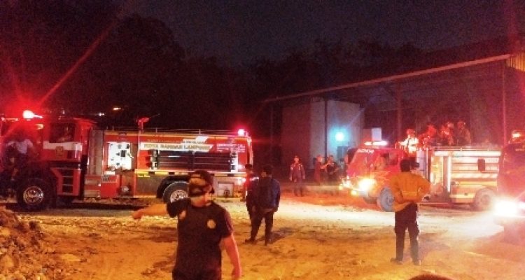 Petugas memadamkan kebakaran TPA Bandarjaya Lampung Tengah menggunakan ekskavator dan mobil pemadam kebakaran.
