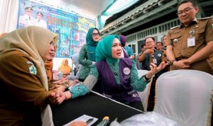 Ketua TP PKK Lampung Purnama Wulan Sari Mirza mencanangkan Program Desa TAPIS di Desa Serdang, Lampung Selatan.