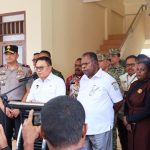 Menko Polkam Dudung Abdurachman saat membahas pendekatan kemanusiaan dan keamanan Papua di Mapolda Papua Barat Daya, Sorong.