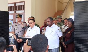Menko Polkam Dudung Abdurachman saat membahas pendekatan kemanusiaan dan keamanan Papua di Mapolda Papua Barat Daya, Sorong.