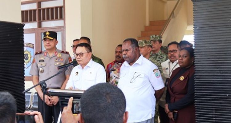 Menko Polkam Dudung Abdurachman saat membahas pendekatan kemanusiaan dan keamanan Papua di Mapolda Papua Barat Daya, Sorong.