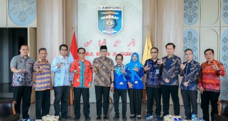 Warga Kelurahan Gedung Air Bandar Lampung bergotong royong mendukung kebutuhan fasilitas pemakaman umum.