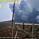 Gunung Anak Krakatau erupsi pada 18 Oktober 2026 dengan kolom abu setinggi 500 meter.