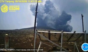 Gunung Anak Krakatau erupsi pada 18 Oktober 2026 dengan kolom abu setinggi 500 meter.