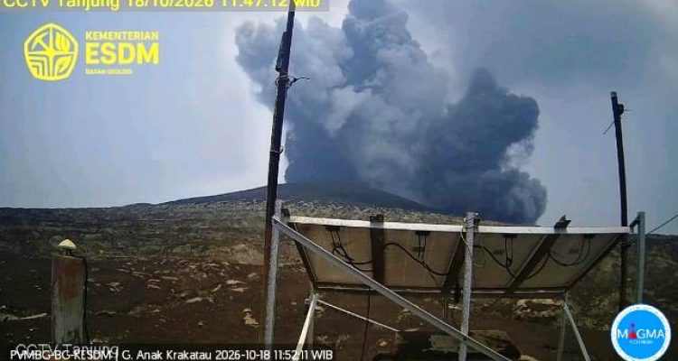 Gunung Anak Krakatau erupsi pada 18 Oktober 2026 dengan kolom abu setinggi 500 meter.