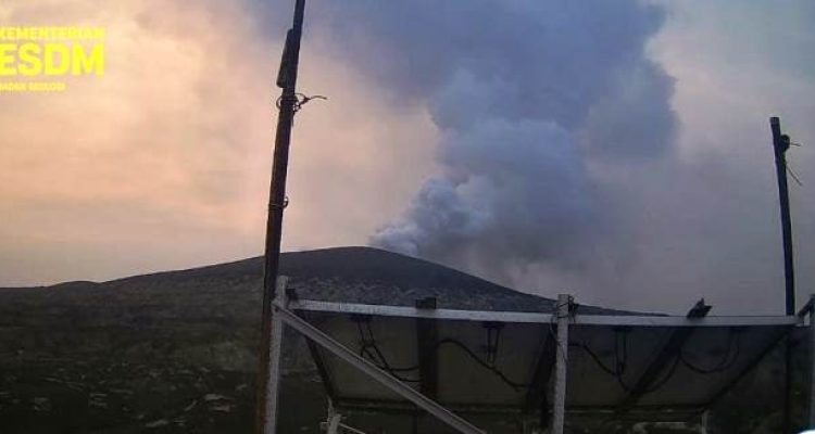 Gunung Anak Krakatau di Selat Sunda saat mengalami erupsi pada 18 Oktober 2026