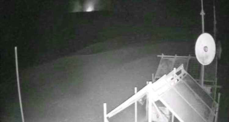 Gunung Anak Krakatau naik status Siaga