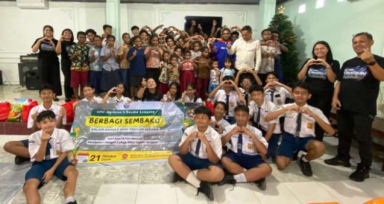 Siswa SMP Xaverius 4 Bandar Lampung menyalurkan bantuan sembako dalam aksi sosial Hari Pangan Sedunia 2026.