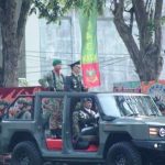 Pelajar dan masyarakat mengikuti parade HUT ke-81 TNI di Lampung