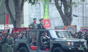 Pelajar dan masyarakat mengikuti parade HUT ke-81 TNI di Lampung