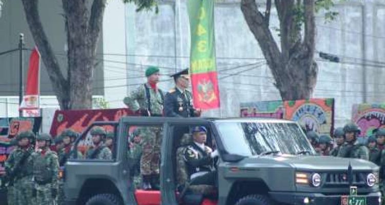 Pelajar dan masyarakat mengikuti parade HUT ke-81 TNI di Lampung