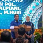 Gubernur Lampung Rahmat Mirzani Djausal bersama Kapolda Lampung Yustan Alpiani dalam acara pisah sambut Kapolda Lampung di Bandar Lampung.