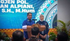 Gubernur Lampung Rahmat Mirzani Djausal bersama Kapolda Lampung Yustan Alpiani dalam acara pisah sambut Kapolda Lampung di Bandar Lampung.