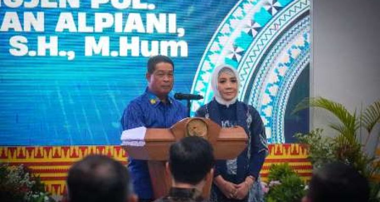 Gubernur Lampung Rahmat Mirzani Djausal bersama Kapolda Lampung Yustan Alpiani dalam acara pisah sambut Kapolda Lampung di Bandar Lampung.