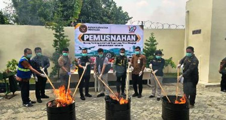 Karantina Lampung musnahkan barang bawaan dari Malaysia di Bandara Radin Inten II