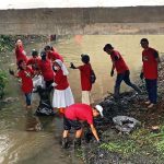 Uskup Keuskupan Tanjungkarang dan umat lintas agama membersihkan Sungai Way Balau dalam Gerakan Pro Kasih di Bandar Lampung.
