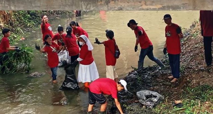 Uskup Keuskupan Tanjungkarang dan umat lintas agama membersihkan Sungai Way Balau dalam Gerakan Pro Kasih di Bandar Lampung.