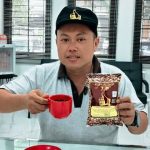 Koh Apin menunjukkan kemasan Kopi JP produksi PT Jempol Berkat Sejahtera di Lampung
