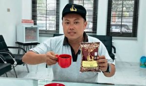 Koh Apin menunjukkan kemasan Kopi JP produksi PT Jempol Berkat Sejahtera di Lampung