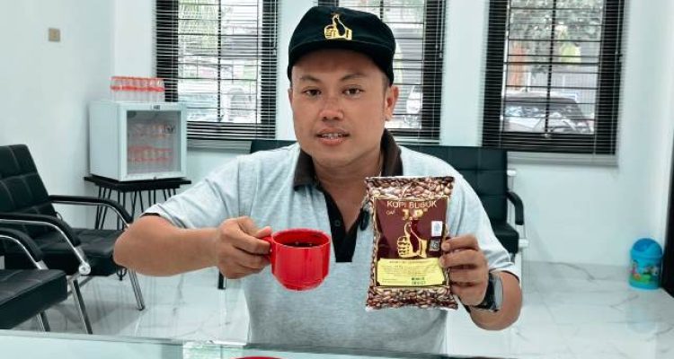 Koh Apin menunjukkan kemasan Kopi JP produksi PT Jempol Berkat Sejahtera di Lampung