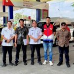 Petugas memeriksa QR code dan kendaraan penerima BBM subsidi di SPBU Lampung