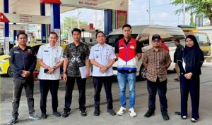Petugas memeriksa QR code dan kendaraan penerima BBM subsidi di SPBU Lampung